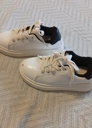 zapatillas deportivas Zara blancas 29 Baskets blanches Zara taille 29, marque: Zara, état: Très bon état, taille: 29, 2,00 €, 2,80 € Protection acheteurs incluse