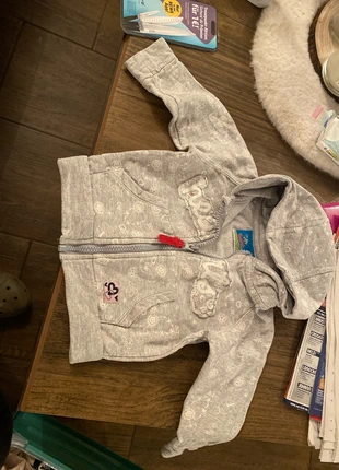 Sweatshirt Jacke, merk: Lupoline, staat: Goed, maat: 9-12 maanden / 74 cm, € 1,00, € 1,75 inclusief Kopersbescherming