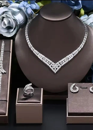 Ensemble de Bijoux Élégants pour femme 4 pièce, brand: Luxe étoilée, condizioni: Nuovo senza cartellino, €40.00, €42.70 include la Protezione acquisti