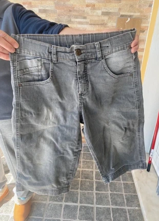 Calções de ganga - 12 anos, merk: Local, staat: Nieuw zonder prijskaartje, maat: 12 jaar / 152 cm, € 3,50, € 4,38 inclusief Kopersbescherming