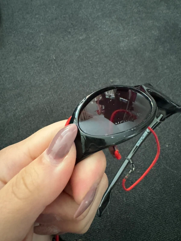 Lunettes de soleil noires pour enfant avec cordon rouge décathlon - photo numéro 8