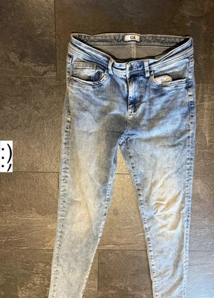 Lichtblauwe C&A Skinny Jeans met Raw Hem - Maat 34, marque: C&A, état: Très bon état, taille: XS / 34 / 6, 6,00 €, 7,00 € Protection acheteurs incluse