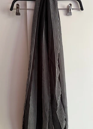 Pañuelo negro con detalles en blanco, marque: Zara, état: Très bon état, 1,99 €, 2,79 € Protection acheteurs incluse