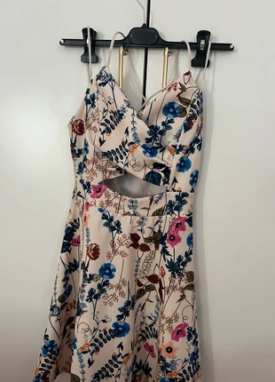 Vestito bianco a fiori con incroci zuiki, marke: Zuiki, zustand: Sehr gut, größe: S / 36 / 8, 4,00 €, 4,90 € inklusive Vinted-Käuferschutz