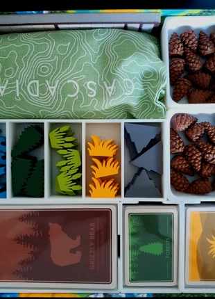 Insert de rangement pour Cascadia + son extension Paysages + 25 jetons pommes de pins, merk: Cascadia, staat: Nieuw zonder prijskaartje, € 10,75, € 11,99 inclusief Kopersbescherming Pro