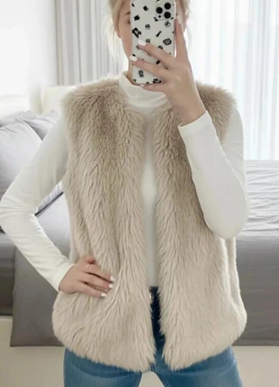Gilet sans manches fausse fourrure beige – coupe droite, marke: mila paris, zustand: Sehr gut, größe: S / 36 / 8, 44,90 €, 47,85 € inklusive Vinted-Käuferschutz
