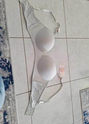 Soutien-gorge UMT blanc taille 42-95C, neuf avec étiquette, staat: Nieuw met prijskaartje, maat: 80C, € 12,00, € 13,30 inclusief Kopersbescherming