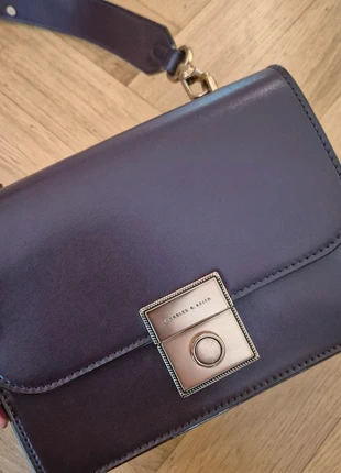 Charles & Keith Dark Purple Crossbody Bag, marque: Charles & Keith, état: Neuf sans étiquette, 30,00 €, 32,20 € Protection acheteurs incluse