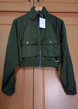 Chaqueta bomber verde militar caqui bershka talla S nueva con etiquetas, marca: Bershka, estado: Nuevo con etiquetas, tamaño: S / 36 / 8, 10,00 €, 11,20 € Protección al comprador incluida