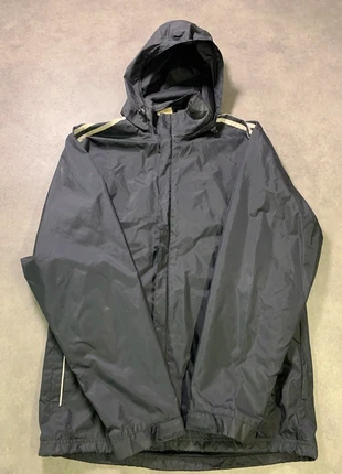 Veste imperméable Adidas noire à capuche avec bandes blanches - Taille M, marca: adidas, estado: Muito bom, tamanho: M, €25.00, €26.95 inclui Proteção do Comprador