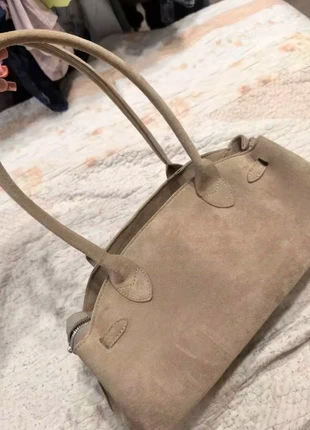 Beige suede minimalist structured shoulder bag, marque: Vintage Love, état: Très bon état, 49,00 €, 52,15 € Protection acheteurs incluse