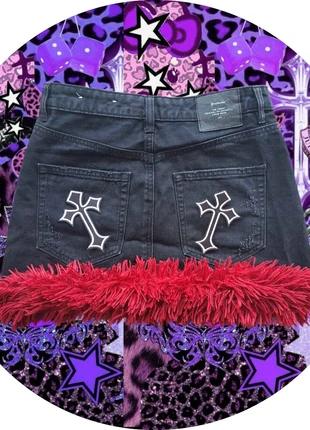 ●Y2K Black Ripped Denim Mini – Red Fluffy Goth Skirt w/ Crosses●, marque: Vintage Dressing, état: Très bon état, taille: M / 38 / 10, 45,00 €, 47,95 € Protection acheteurs incluse