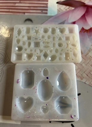 2 moules résine, breloques et petits motifs, condition: Satisfactory, €2.00, €2.80 includes Buyer Protection