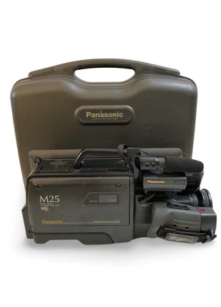 Caméscope Panasonic M25 VHS vintage + mallette rigide - Working, marque: Panasonic, état: Très bon état, 75,00 €, 79,45 € Protection acheteurs (Pro) incluse