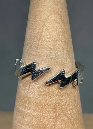 Bague Éclair Argentée Ajustable, marke: CHROME, zustand: Sehr gut, größe: Größenverstellbar, 10,00 €, 11,20 € beinhaltet Vinted-Käuferschutz Pro