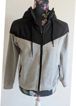 Sweat zippé à capuche gris et noir taille XS, staat: Heel goed, maat: XS / 34 / 6, € 5,90, € 6,90 inclusief Kopersbescherming
