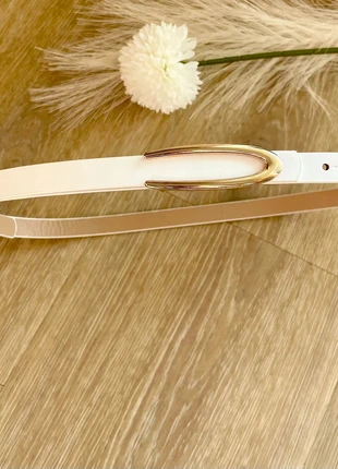 🤍 Ceinture blanche fine avec boucle dorée moderne, état: Neuf sans étiquette, taille: Ajustable, 13,90 €, 15,30 € Protection acheteurs incluse