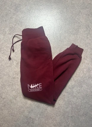 Jogging Nike Solo Swoosh Bordeaux  logo brodé / XS Femme, marca: Nike, estado: Muy bueno, tamaño: XS / 34 / 6, 30,00 €, 32,20 € Protección al comprador incluida