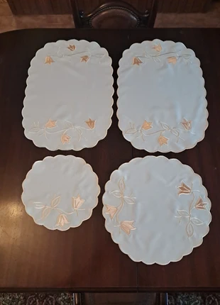 Conjunto de 4 naperons, marca: Local, estado: Muito bom, €2.00, €2.80 inclui Proteção do Comprador