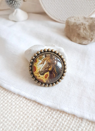 Broche cabochon cheval et fleurs de tournesol, brand: Easy Clothes, condizioni: Ottime, €8.00, €9.10 include la Protezione acquisti Pro