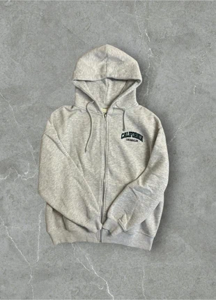 Grey Zip-Up Hoodie, marque: Pull & Bear, état: Très bon état, taille: S / 36 / 8, 15,00 €, 16,45 € Protection acheteurs incluse