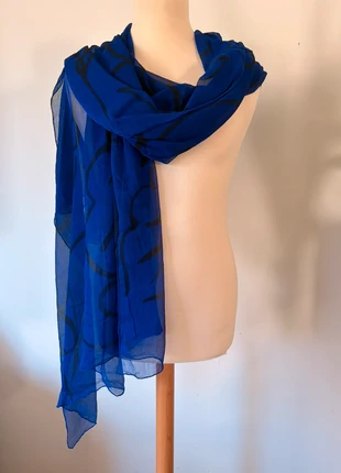 Foulard bleu à motifs floraux, brand: sans marque, condition: Very good, €6.00, €7.00 includes Buyer Protection