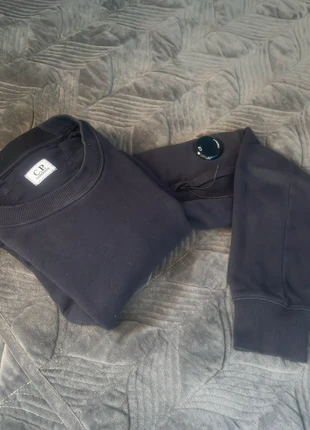 Sweat sans capuche C.P. Company marine avec badge floqué, marca: C.P. Company, estado: Muito bom, tamanho: S, €120.00, €126.70 inclui Proteção do Comprador