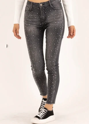 Grijze skinny jeans met glitter en gerafelde zoom, merk: Naumy, staat: Nieuw zonder prijskaartje, maat: XL / 42 / 14, € 10,00, € 11,20 inclusief Kopersbescherming