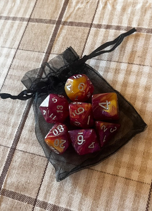 Set dadi D&D magenta oro bianco, marca: D&D, estado: Novo sem etiquetas, €6.00, €7.00 inclui Proteção do Comprador