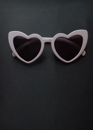 Occhiali da sole a cuore bianchi . Dolls Kill ., marke: Dolls Kill, zustand: Neu, 8,90 €, 10,05 € inklusive Vinted-Käuferschutz