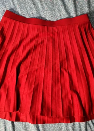 Jupe plissée rouge H&M, marque: H&M, état: Neuf sans étiquette, taille: M / 38 / 10, 6,00 €, 7,00 € Protection acheteurs incluse