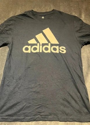T-shirt Adidas taille M, marque: adidas, état: Très bon état, taille: M, 10,00 €, 11,20 € Protection acheteurs incluse