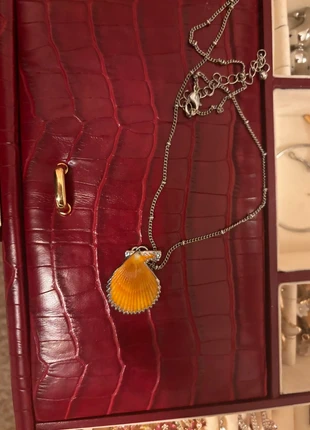 Zilverkleurige ketting met oranje schelphanger, merk: NO LABEL, staat: Goed, € 3,00, € 3,85 inclusief Kopersbescherming