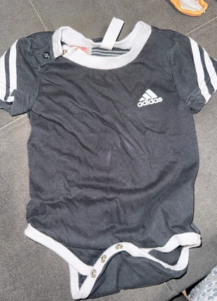 Body von adidas, merk: adidas, staat: Goed, maat: 3-6 maanden / 62 cm, € 1,00, € 1,75 inclusief Kopersbescherming