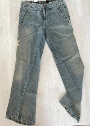 Levi’s 127 Coutures Tournantes Y2K 30x32, brand: Levi's, condizioni: Nuovo con cartellino, taglia: M / IT 42 / EU 38, €23.00, €24.85 include la Protezione acquisti