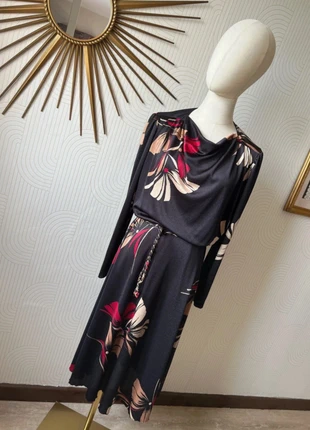 Robe vintage en crêpe noire à col drapé et ceinture, staat: Heel goed, maat: L / 40 / 12, € 10,00, € 11,20 inclusief Kopersbescherming