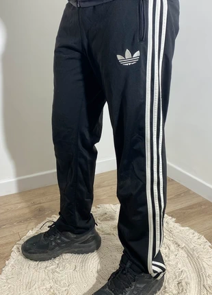 Jogging adidas noir logo brodé, marca: adidas, estado: Muito bom, tamanho: S, €15.00, €16.45 inclui Proteção do Comprador