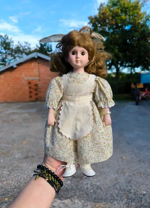 Poupée en porcelaine, condition: Very good, size: One size, €8.00, €9.10 includes Buyer Protection