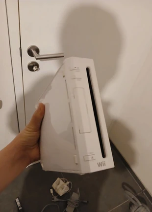 Wii met 2 controllers, een controllerstand en acceseries voor controllers, merk: Wii, staat: Heel goed, € 25,00, € 26,95 inclusief Kopersbescherming