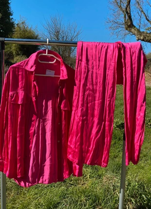 Ensemble Chemise + Pantalon Fluide Rose - Bershka, marke: Bershka, zustand: Neu, größe: XS / 34 / 6, 13,00 €, 14,35 € beinhaltet Vinted-Käuferschutz Pro