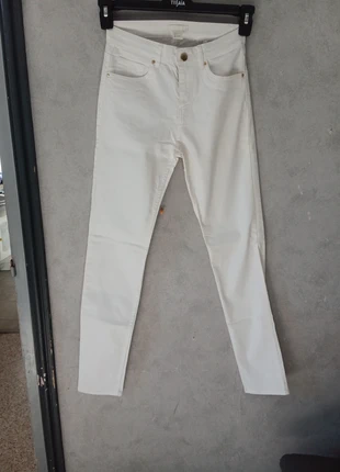 Jeans Taille haute Taille 34 h&m, marke: H&M, zustand: Gut, größe: XS / 34 / 6, 5,00 €, 5,95 € beinhaltet Vinted-Käuferschutz Pro