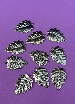 Breloques feuilles, métal doré, condition: Very good, €1.00, €1.75 includes Buyer Protection