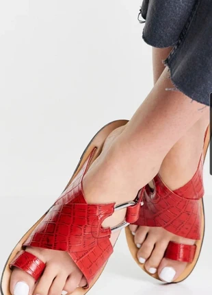 Sandale Cuir synthétique effet croco rouge, merk: ASOS, staat: Goed, maat: 39, € 15,00, € 16,45 inclusief Kopersbescherming