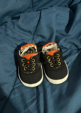 Tenis pretos de menino 0-6 meses, marque: Local, état: Neuf sans étiquette, taille: 17, 8,00 €, 9,10 € Protection acheteurs incluse