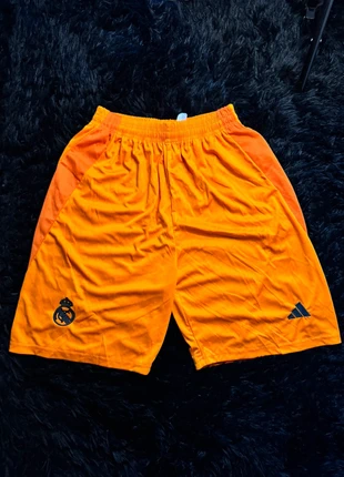 Pantaloncini calcio Real Madrid, brand: adidas, condizioni: Nuovo senza cartellino, taglia: L, €15.00, €16.45 include la Protezione acquisti