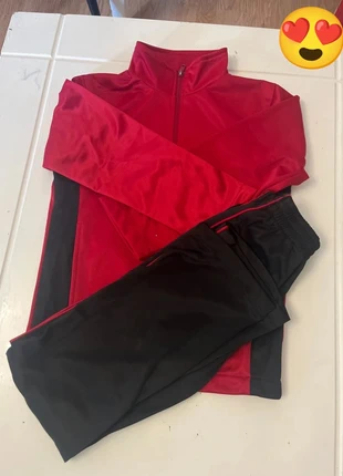 Jogging enfant 10 Ans rouge et noir sans marque Exellente Etat, marque: sans marque, état: Très bon état, taille: 10 ans / 140 cm, 7,00 €, 8,05 € Protection acheteurs incluse