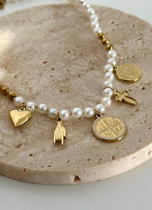 Collier doré acier inoxydable perles nacrées et charms croix, médaillons Saint Benoit, main et cœur, brand: Boutique Parisienne, condition: Very good, €27.00, €29.05 includes Buyer Protection Pro