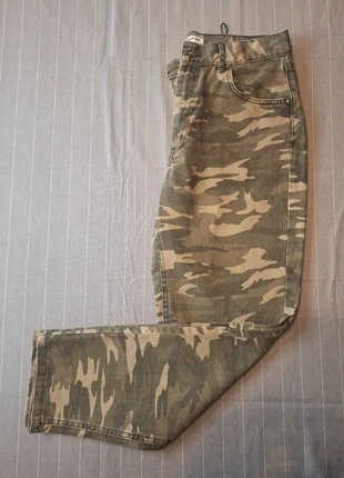 Pantalon camouflage Pull&Bear – Taille 42 / 32, brand: Pull & Bear, condizioni: Ottime, taglia: XL / IT 46 / EU 42, €14.00, €15.40 include la Protezione acquisti