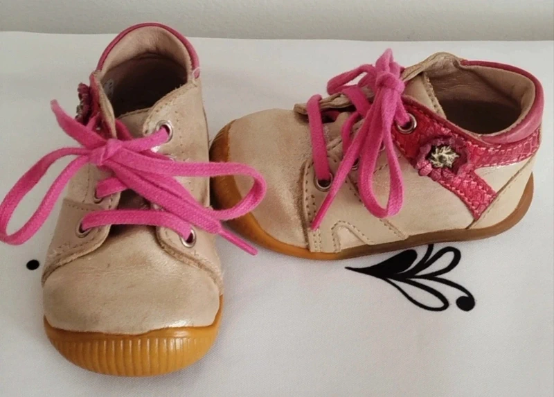 Chaussures premiers pas doré et rose Babybotte taille 17 - photo numéro 2