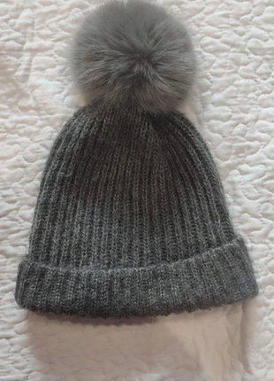 Gorro gris con pompón, marque: Zara Woman, état: Neuf sans étiquette, taille: M, 5,00 €, 5,95 € Protection acheteurs incluse